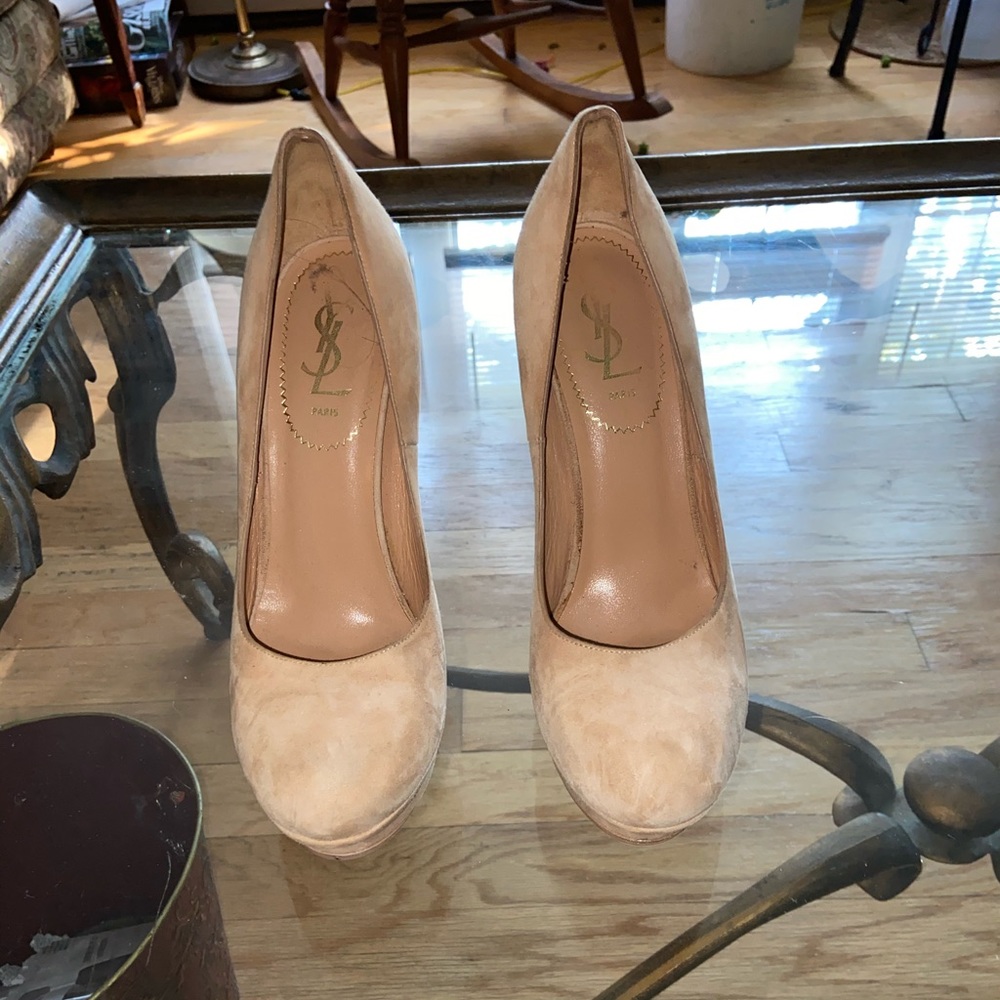 Yves Saint Laurent nude suede pump
